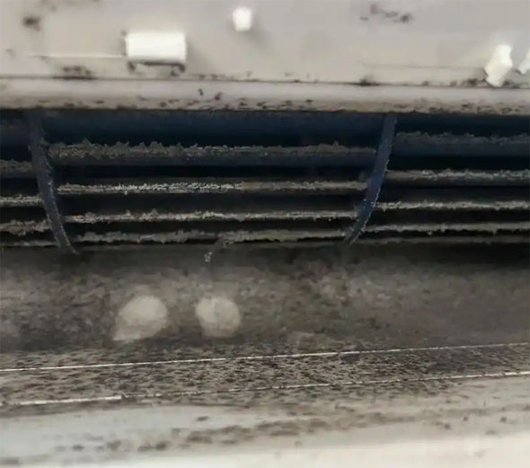 浮梁空调吹的风有股烧焦味是怎么回事